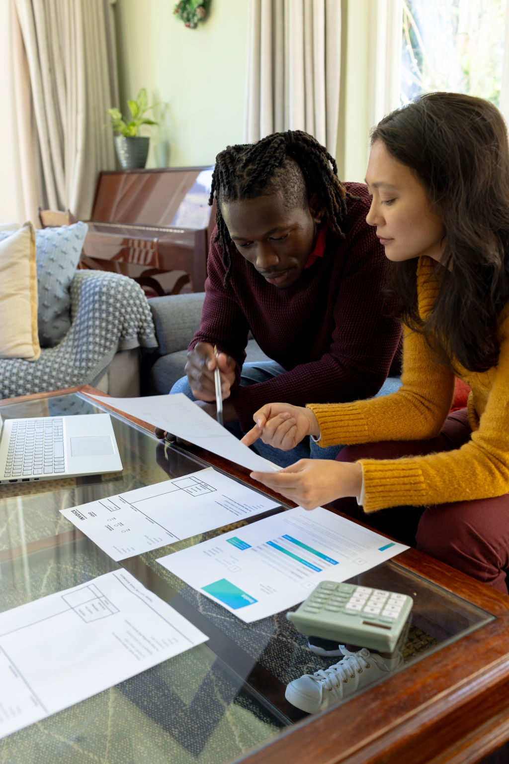 Gefocust koppel zittend op de bank met administratie.