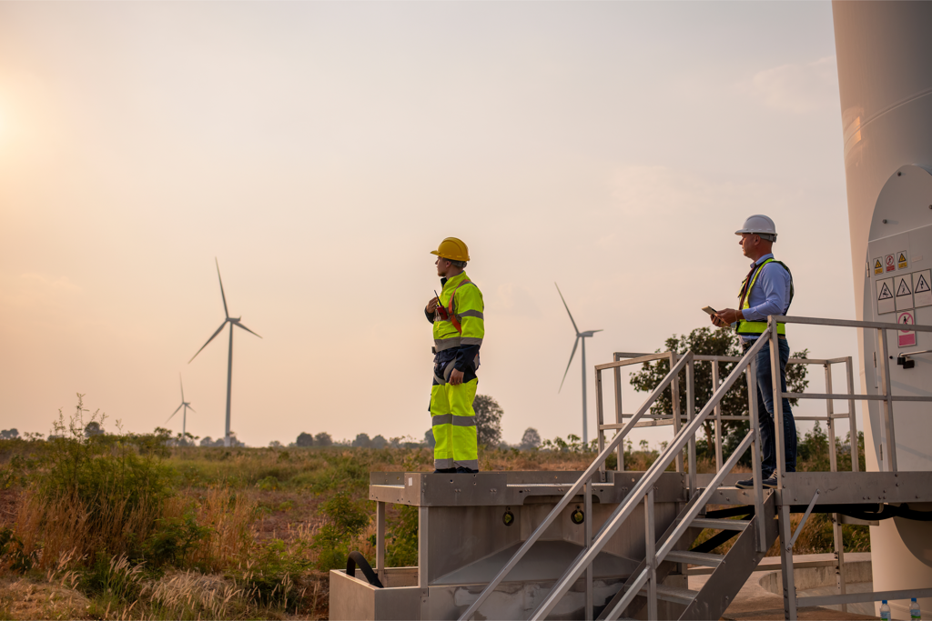 Twee werkmannen bij een windmolen