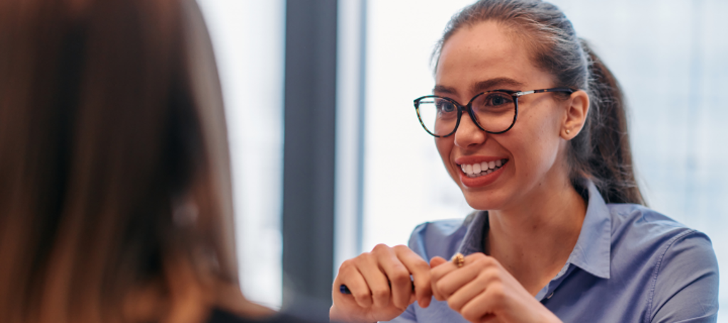 bankmedewerker lachend in gesprek met een klant