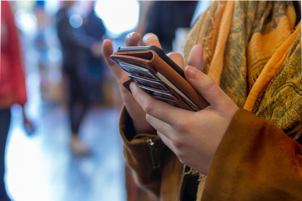 vrouw kijkt op telefoon in hand