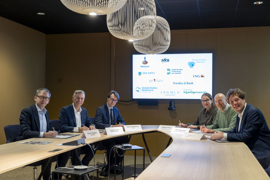 Ondertekening van gezamenlijke afspraken tussen banken, ondernemersorganisaties en maatschappelijke organisaties over betere toegang tot zakelijke betaalrekeningen.