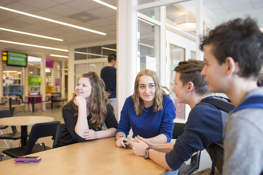 Kinderen op school aan een tafel 