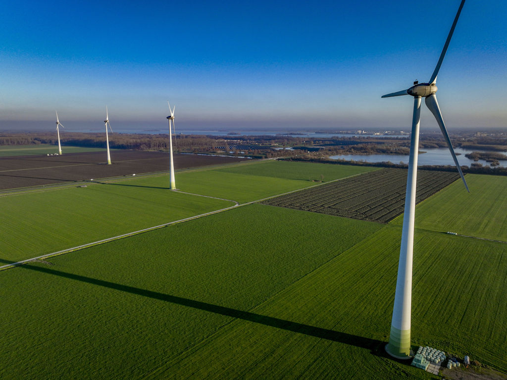 Windmolens in een weiland in Nederland