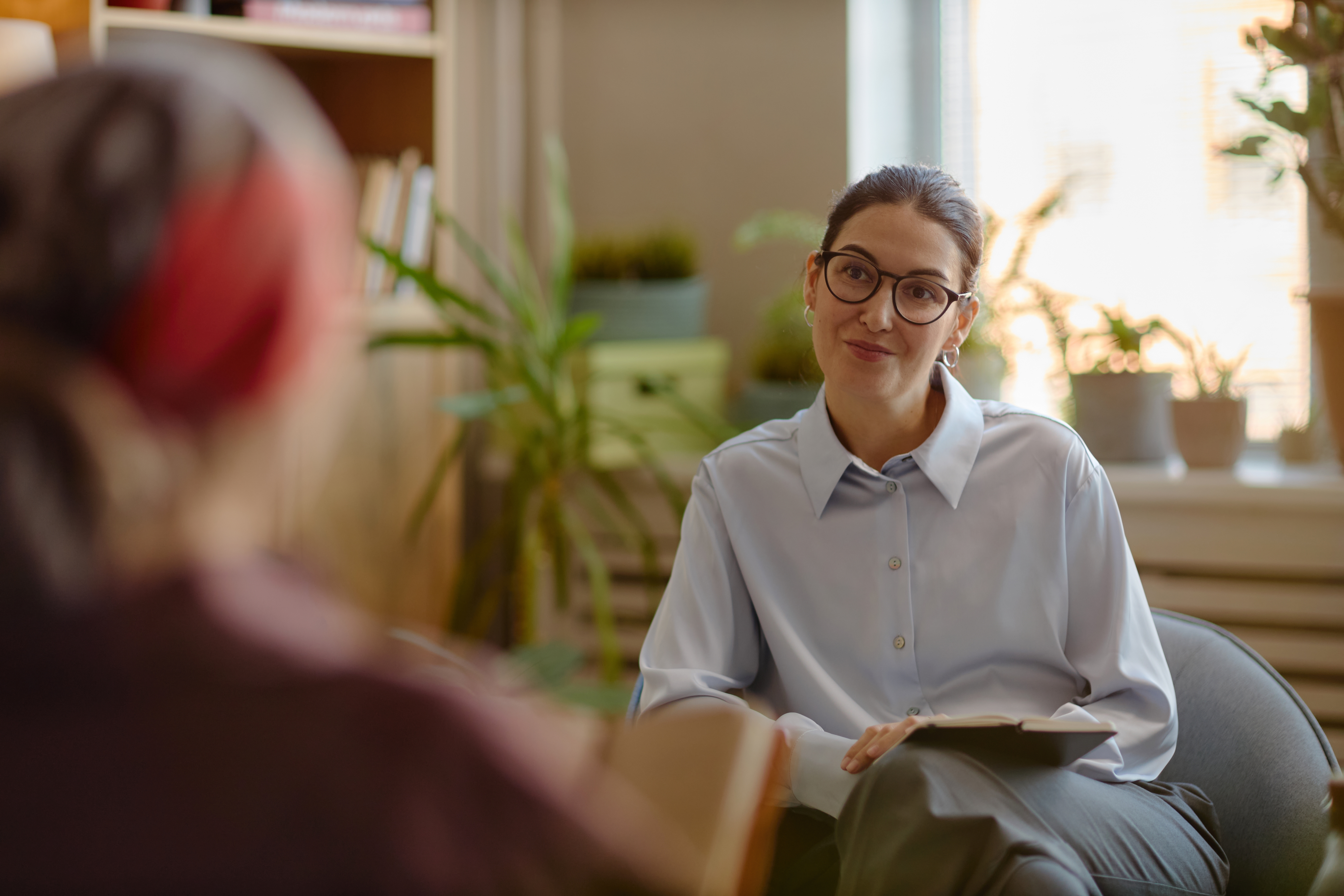 vrouw luistert naar klant