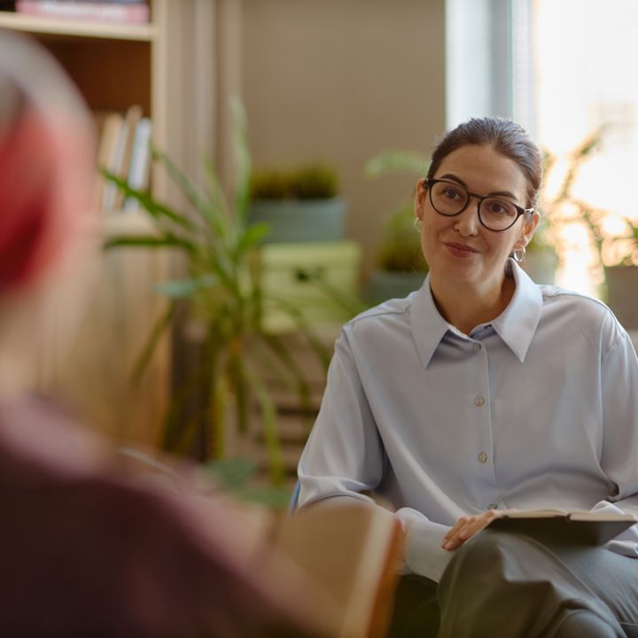 vrouw luistert naar klant