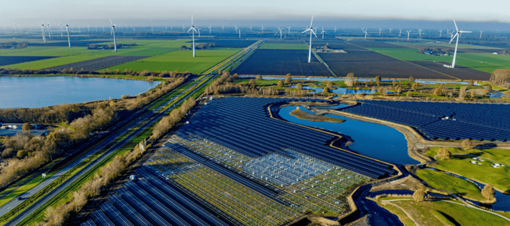 weiland met zonnepanelen en windmolens