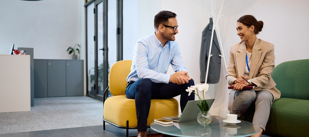Bankmedewerker in gesprek met een klant over sociaal incasseren