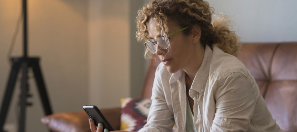 vrouw op telefoon