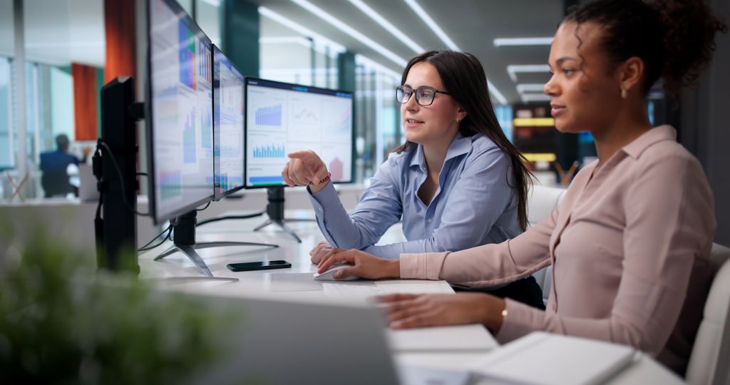 Twee collega's achter computer