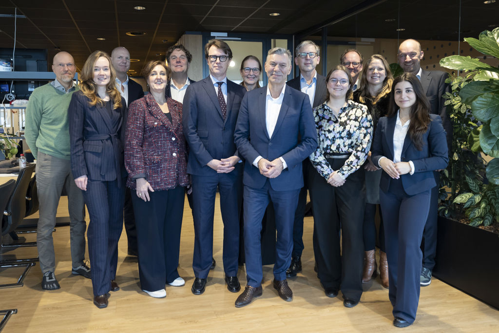 Groepsfoto van vertegenwoordigers van de organisaties die betrokken zijn bij de nieuwe afspraken over toegang tot zakelijke betaalrekeningen.
