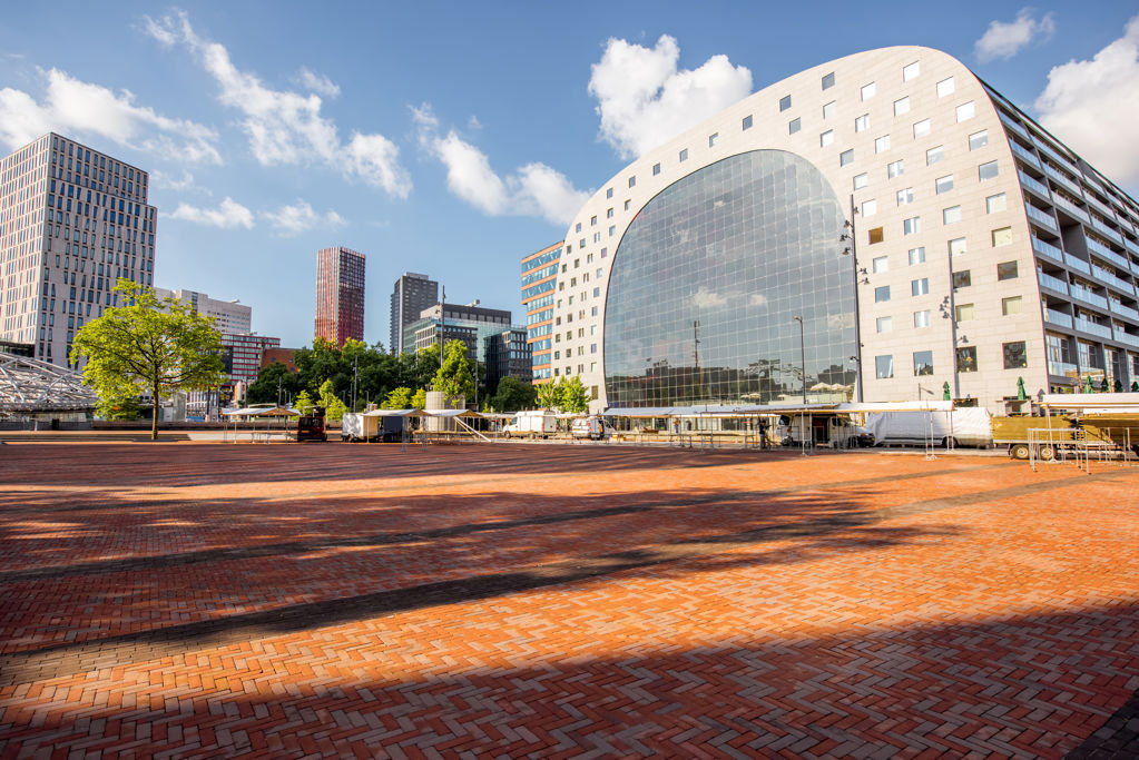 Gebouw en plein in Rotterdam