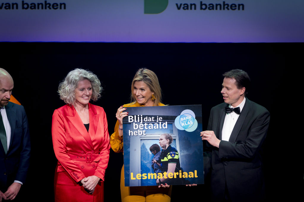 Koningin Máxima ontvangt het nieuwe lespakket van Bank voor de Klas.