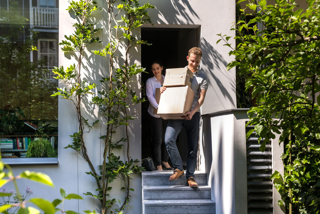 mensen verhuizen uit hun huis