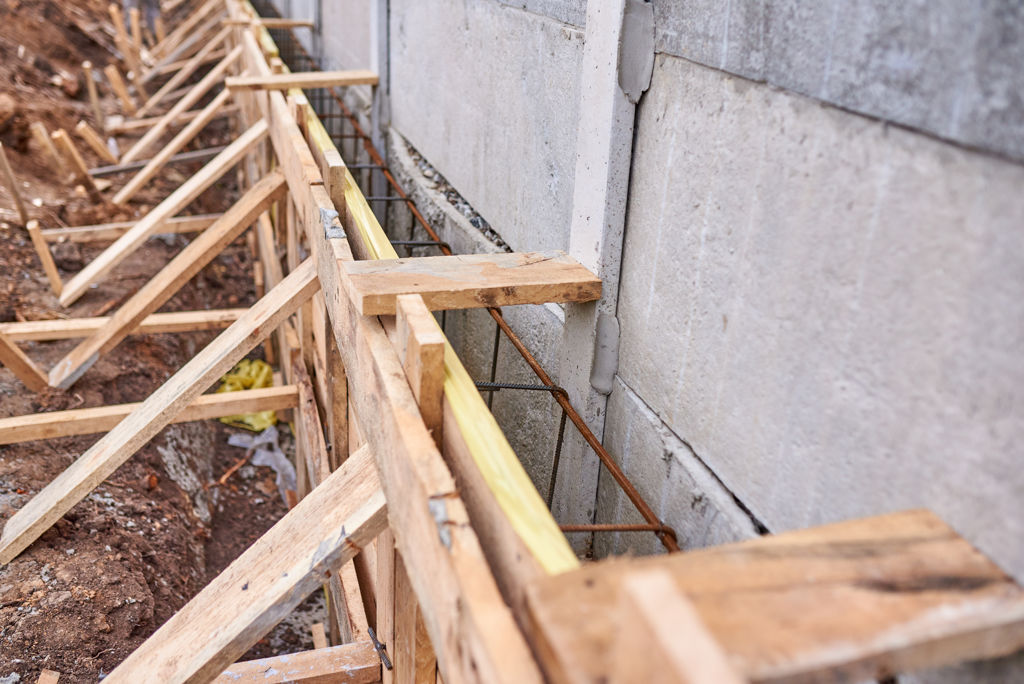 nieuwe fundering met hout en beton voor funderingsherstel