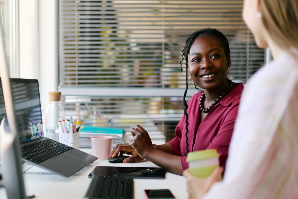 Vrouw met collega in gesprek