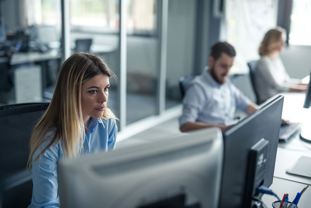 Vrouw op kantoor achter computer