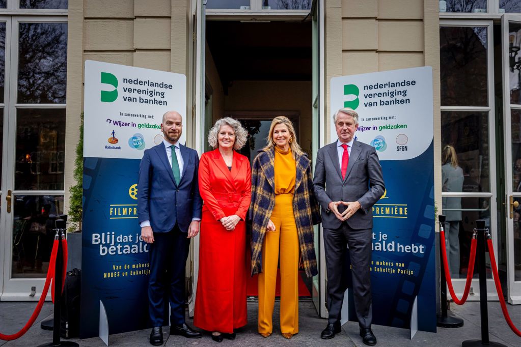 Koningin Máxima bezoekt de première van de film Blij dat je betaald hebt over financiële gezondheid van jongeren.