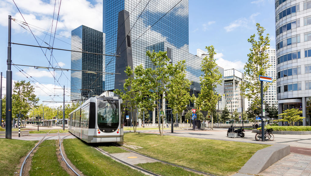 Tram in stad met kantoorgebouwen