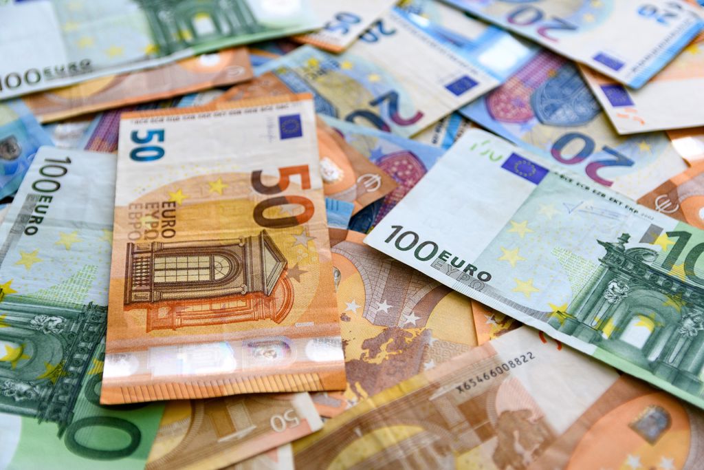 Stapel van euro biljetten