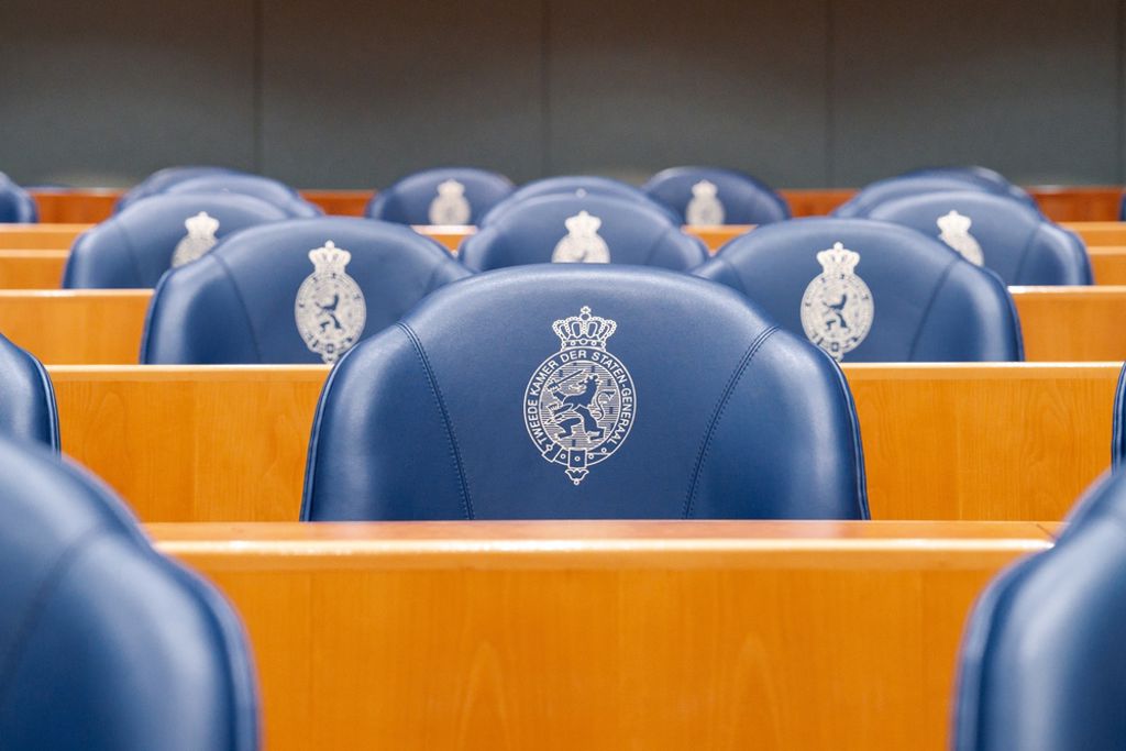 Lege stoelen in de Tweede Kamer parlement van Nedeland