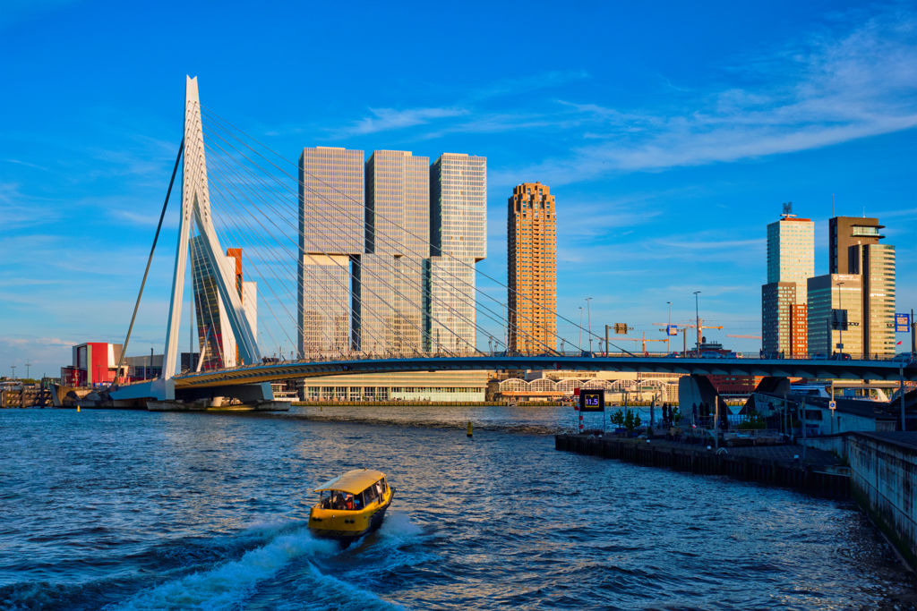 skyline van Rotterdam en de Erasmusbrug