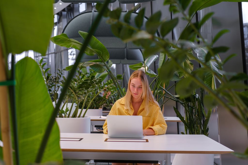 Jonge vrouw achter laptop