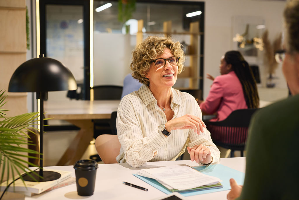 bankmedewerker in gesprek met klant