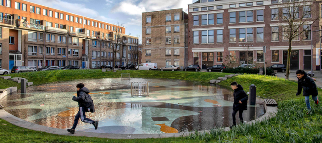 kinderen spelen in buurt in Nederland