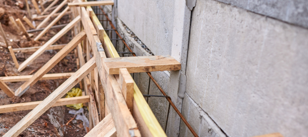 nieuwe fundering met hout en beton voor funderingsherstel