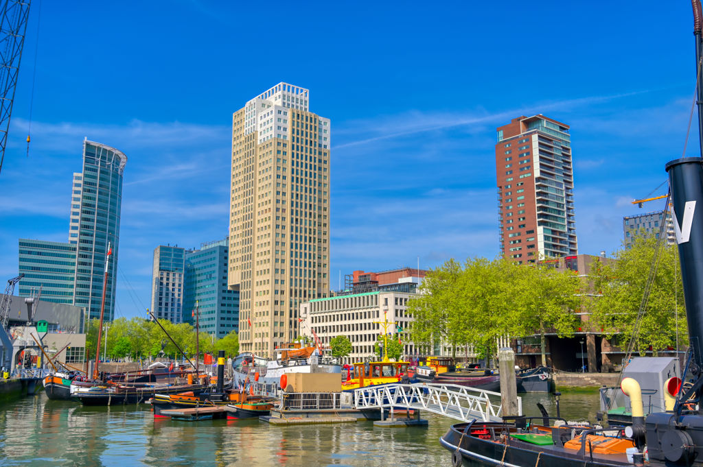 Kanaal met boten en op de achtergrond gebouwen. 