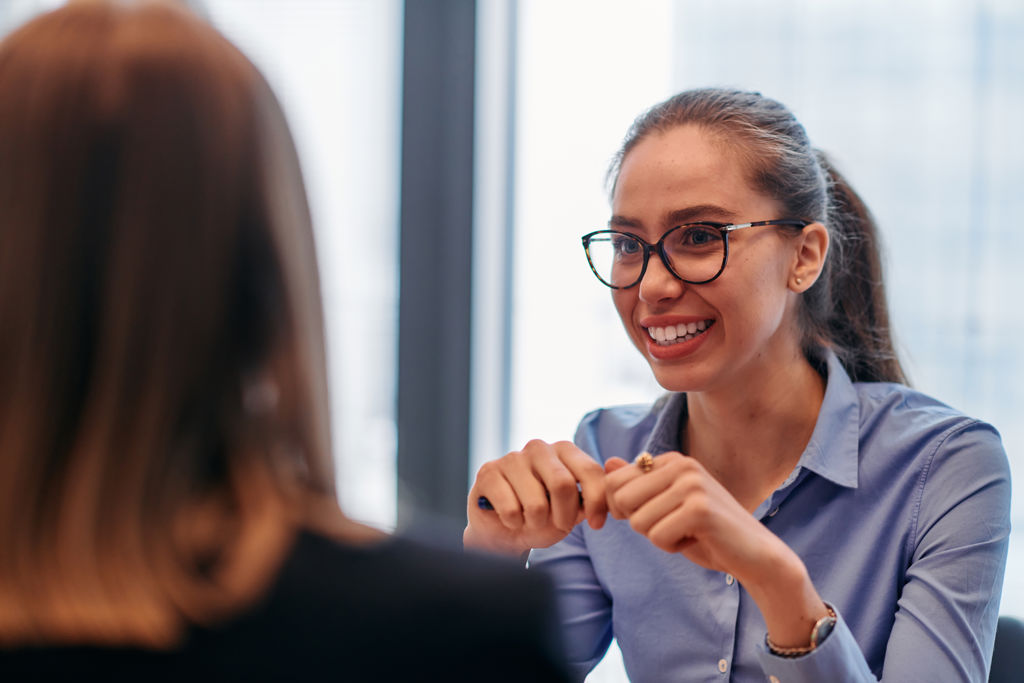 bankmedewerker lachend in gesprek met een klant