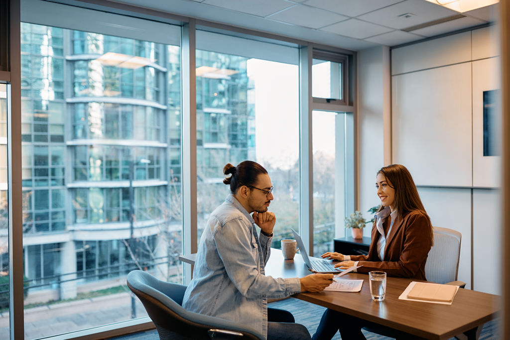 Twee collega's in een vergadering. 