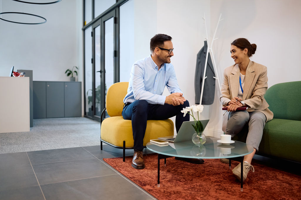 Bankmedewerker in gesprek met een klant over sociaal incasseren