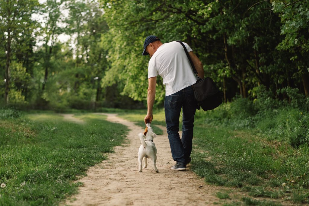Man met hond in park