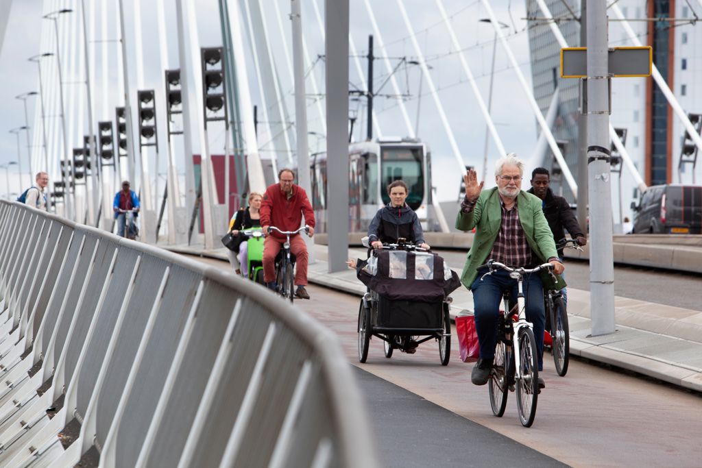 mensen op de erasmusbrug in rotterdam