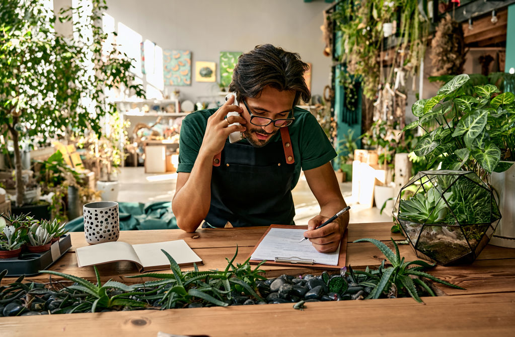 eigenaar van plantenwinkel belt en regelt zijn financiën